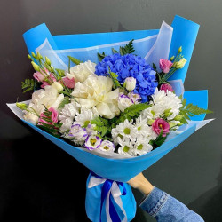 Букет с синией гортензией и другими цветами